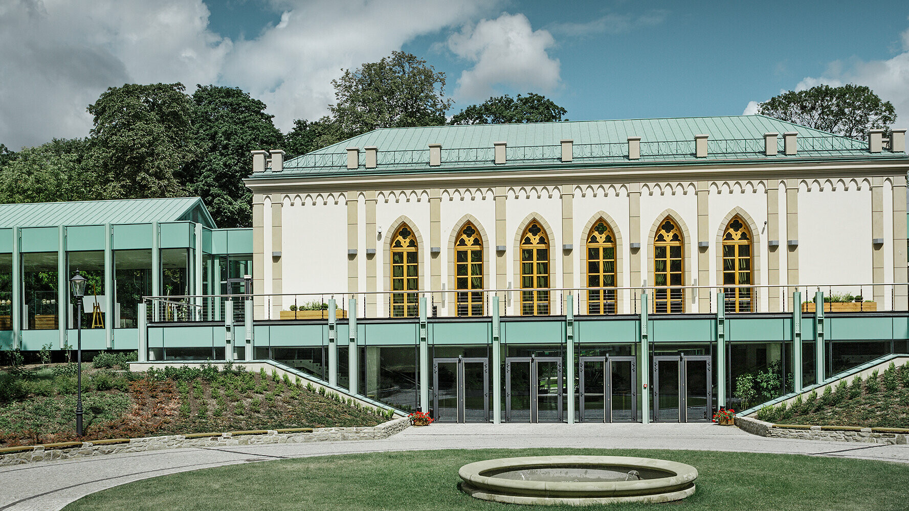 Pri rekonštrukcii strechy poľského múzea Opinogóra sa na pokrytie použil systém Prefalz a Falzonal vo farbe patina zelená.