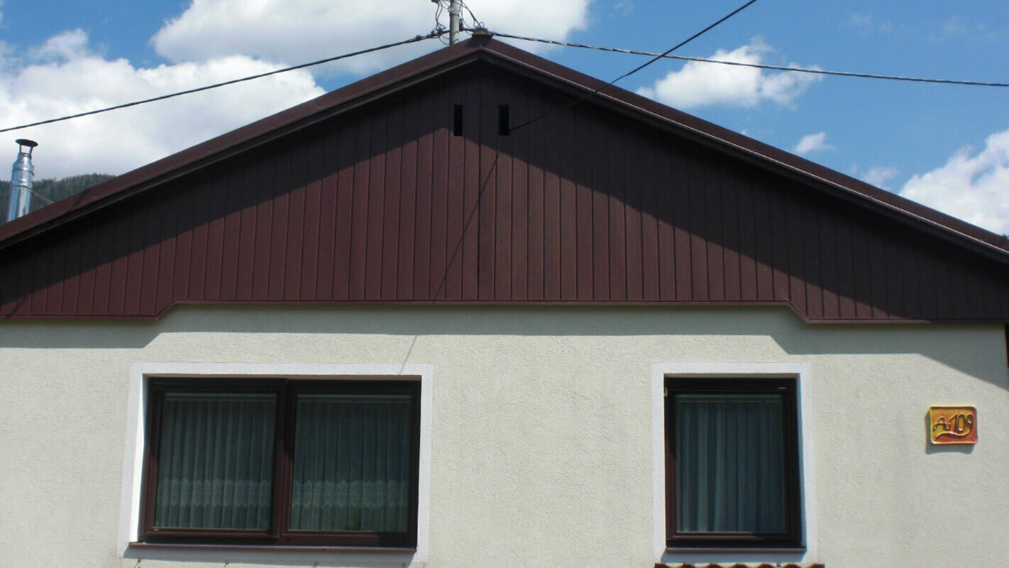Rekonštrukcia fasády štítu s použitím PREFA Sidings hnedej farby, svetlozelená fasáda