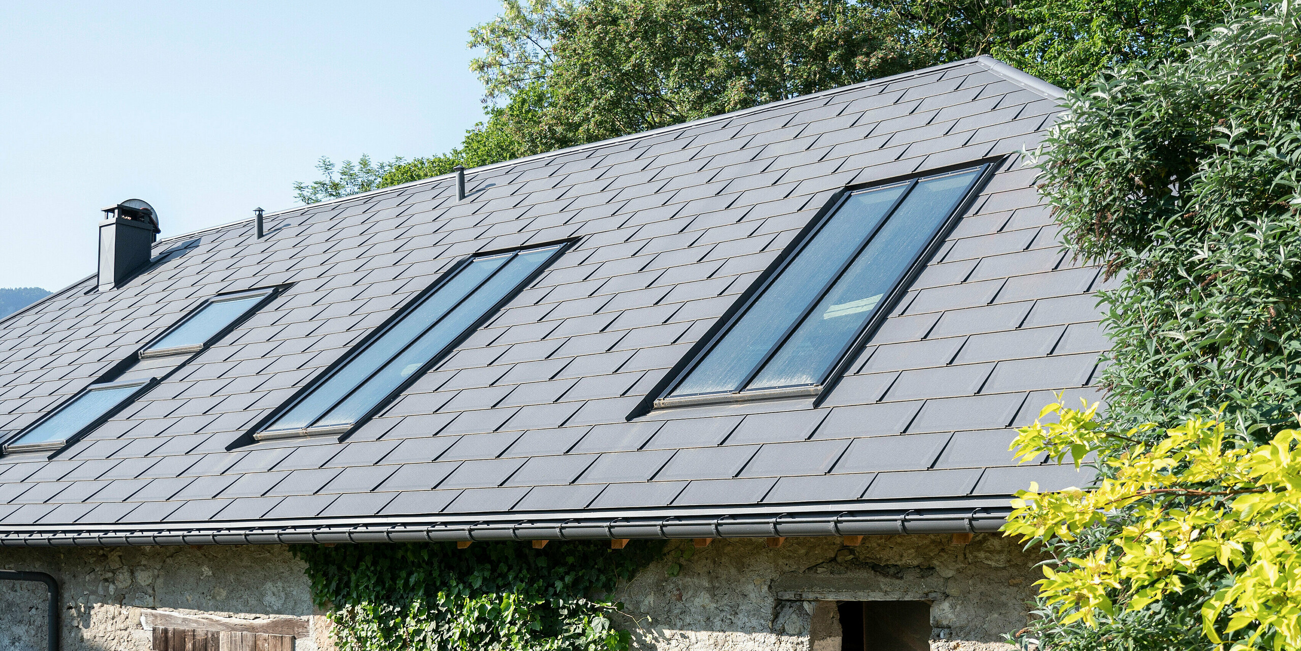 Strešný panel PREFA R.16 vo farbe P.10 tmavošedá bol použitý na renováciu starej farmy v Département de la Haute-Savoie (Francúzsko).