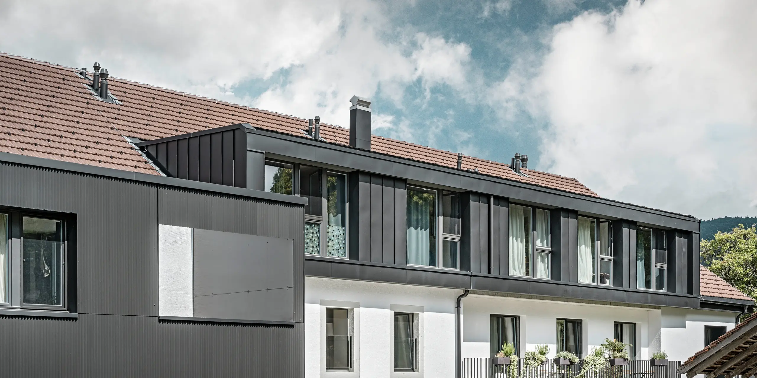 Prelamovaný profil PREFA v špeciálnej čiernošedej farbe v Hôtel de l'Ours v Prêles, Švajčiarsko