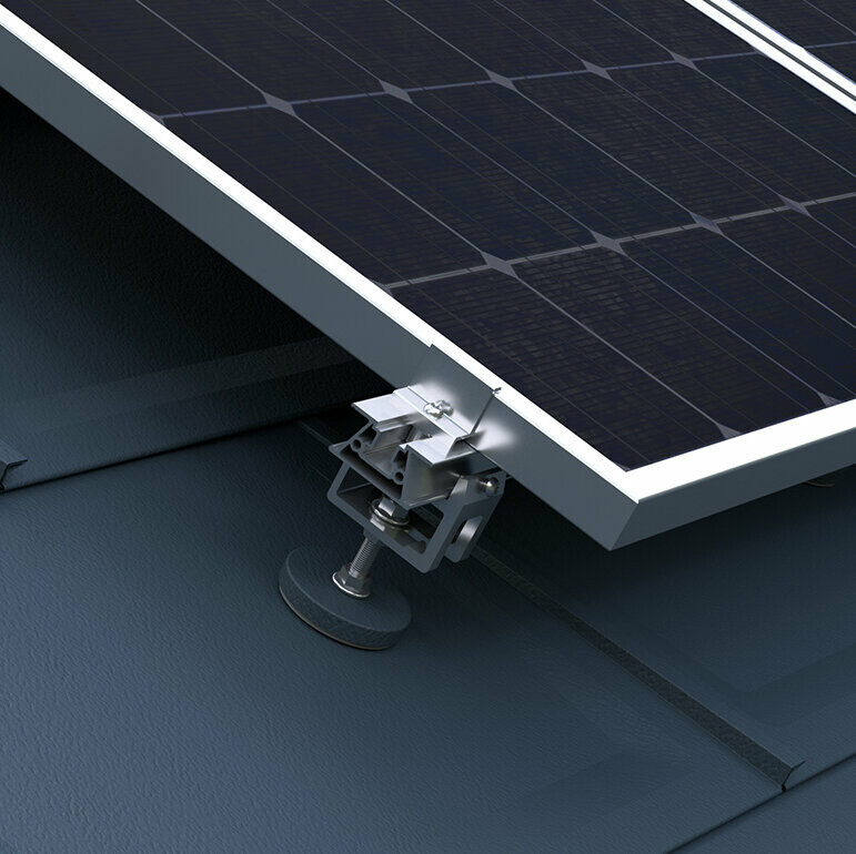 [Translate to Slovenčina:] Zu sehen ist das PREFA Solarmontagesystem zur Befestigung von Photovoltaik-Anlagen auf PREFA Dächern.