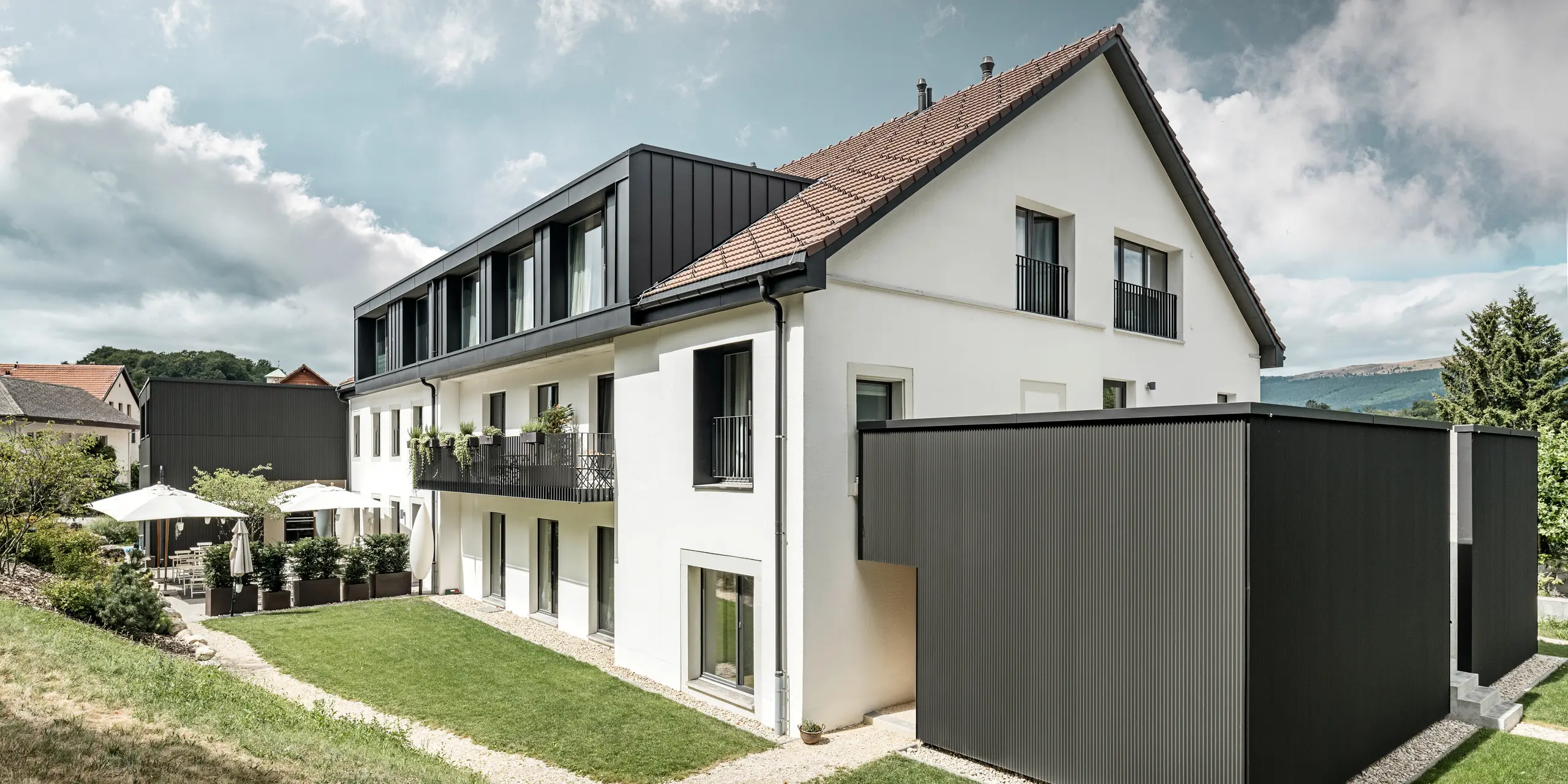 Prelamovaný profil PREFA v špeciálnej čiernošedej farbe v Hôtel de l'Ours v Prêles, Švajčiarsko