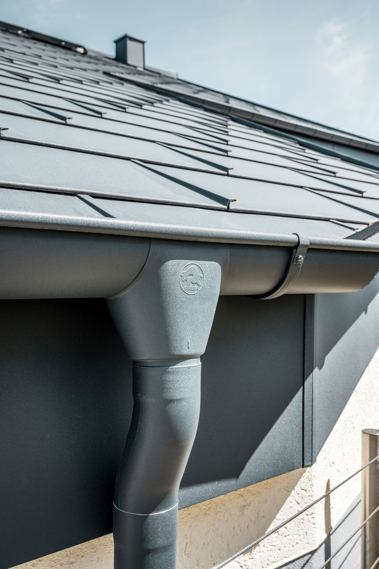 Rodinný dom v Newel-Besslich s PREFA strešným panelom R.16 a PREFA strešným odvodňovacím systémom v antracitovej farbe