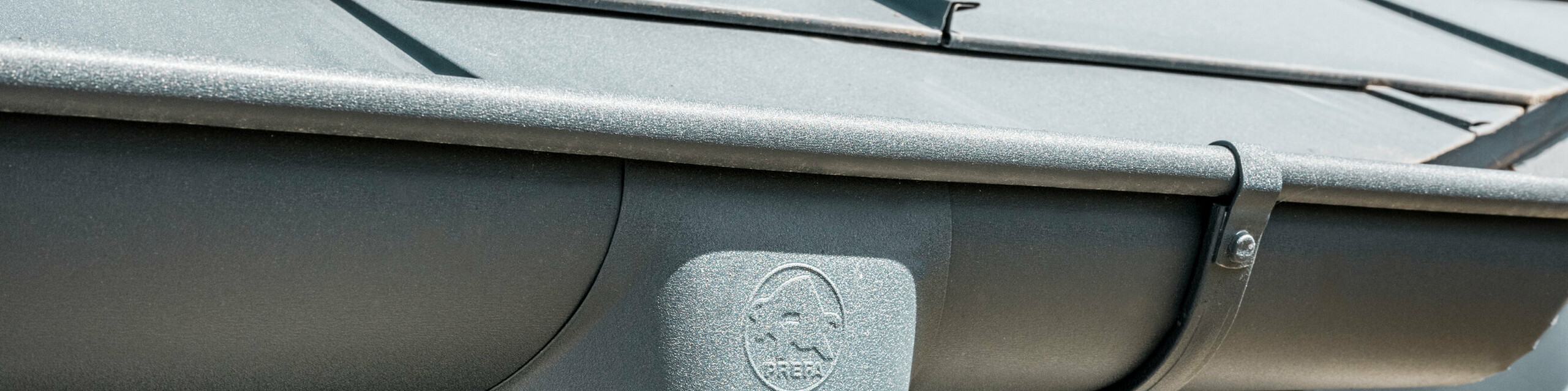 Rodinný dom v Newel-Besslich s PREFA strešným panelom R.16 a PREFA strešným odvodňovacím systémom v antracitovej farbe