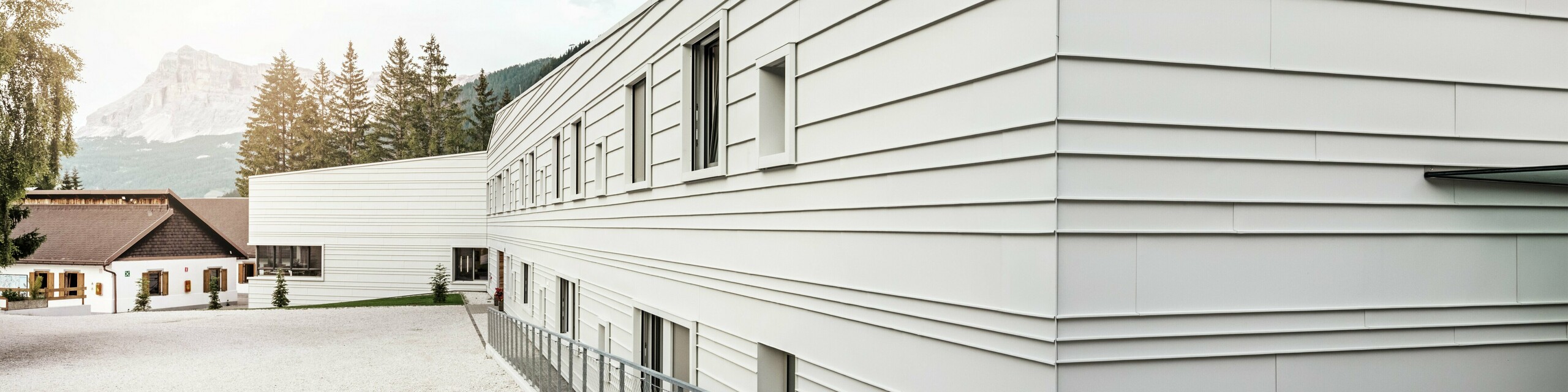 Moderná architektúra kasární „Tempesti“ s použitím PREFALZ v farbe P.10 prefa biela je výrazným prvkom. Horizontálne položené hliníkové plechy zaisťujú jasnú štruktúru. Svetlá farba odráža svetlo, čo má zlepšiť mikroklímu v alpskom prostredí.