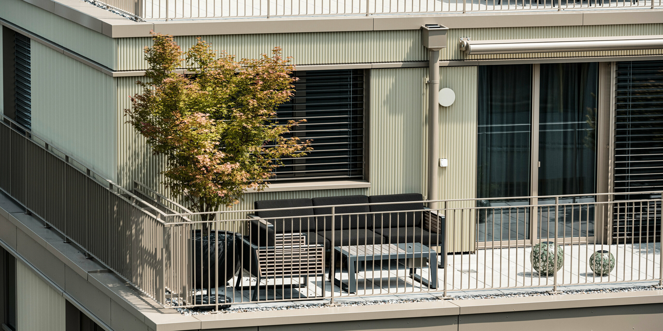 Moderná obytná budova „Stetterhaus“ v Altstetten, Zürich je zahalená do unikátnej fasády – prelamovaného profilu PREFA v špeciálnej farbe perleťová metalická.