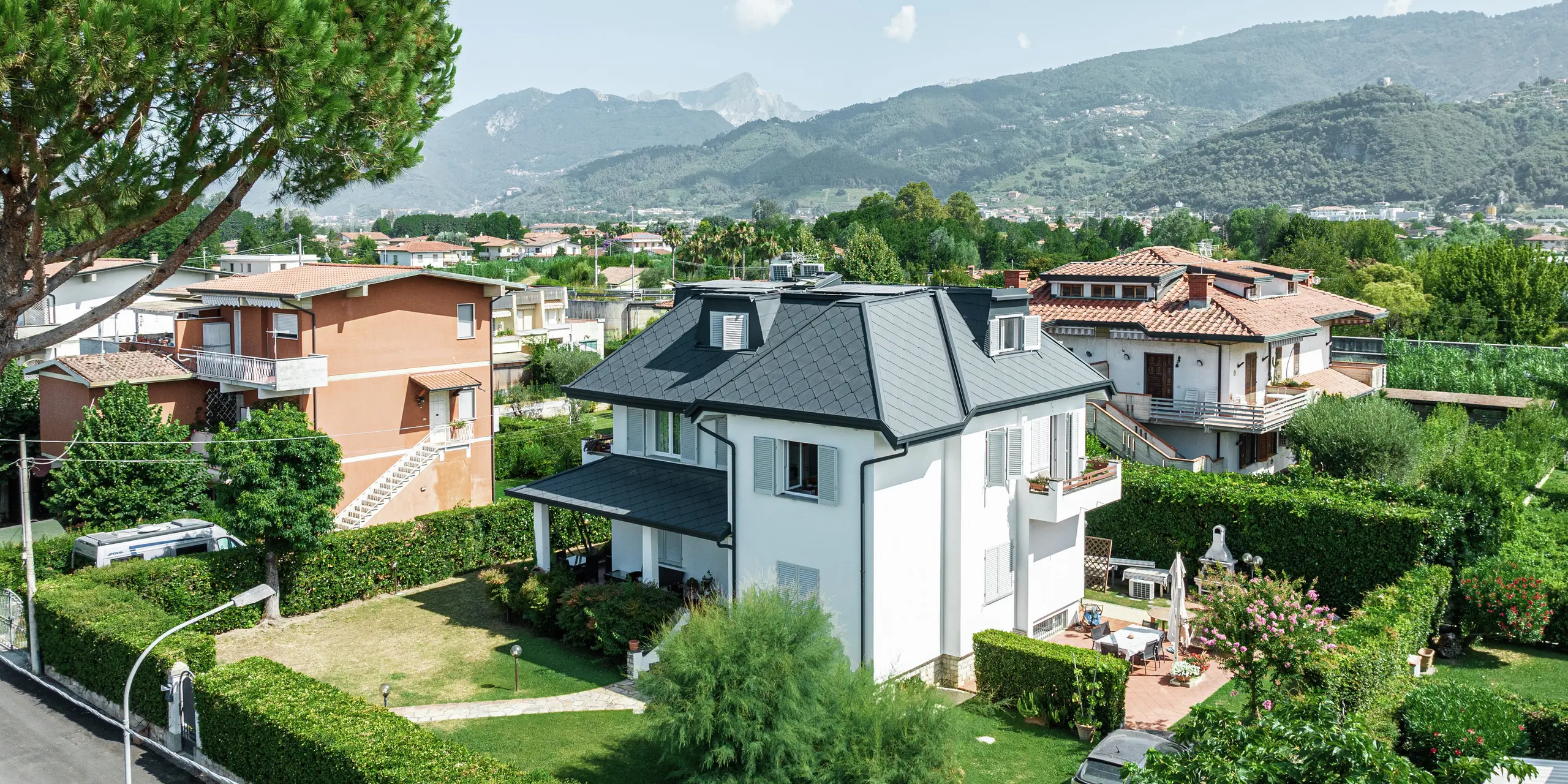 Elegantný rodinný dom v talianskom meste Montignoso zaujme kvalitnou strešnou krytinou PREFA z robustného hliníka. Strešná šablóna PREFA 44 × 44 vo farbe P.10 kamenná šedá poskytuje moderné, odolné a trvanlivé riešenie odolné voči poveternostným vplyvom. Hliníková strecha harmonicky zapadá do stredomorského prostredia a poskytuje optimálnu ochranu proti búrkam, korózii a UV žiareniu. Precízne spracovanie a štýlový dizajn zdôrazňujú vysokú kvalitu výrobkov PREFA.