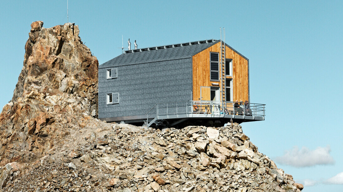Čerstvo rekonštruovaná chata Refuge de L´Aigle so strešnými a fasádnymi panelmi PREFA FX.12 vo farebnom odtieni P.10 kamenná šedá.