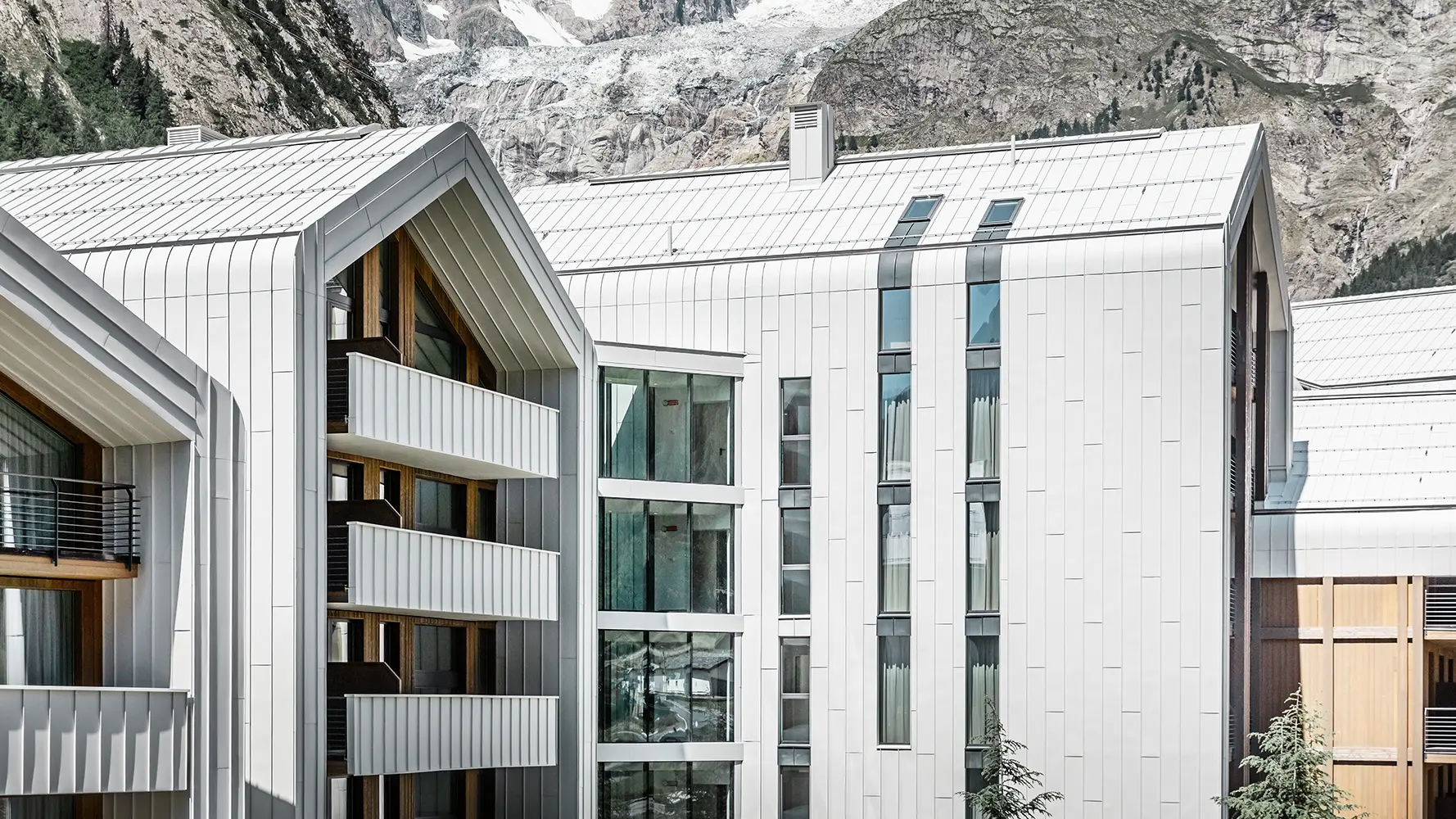 Novopostavený hotel v Taliansku s obložením strechy a fasády systémom PREFALZ vo farbe biela a antracitová