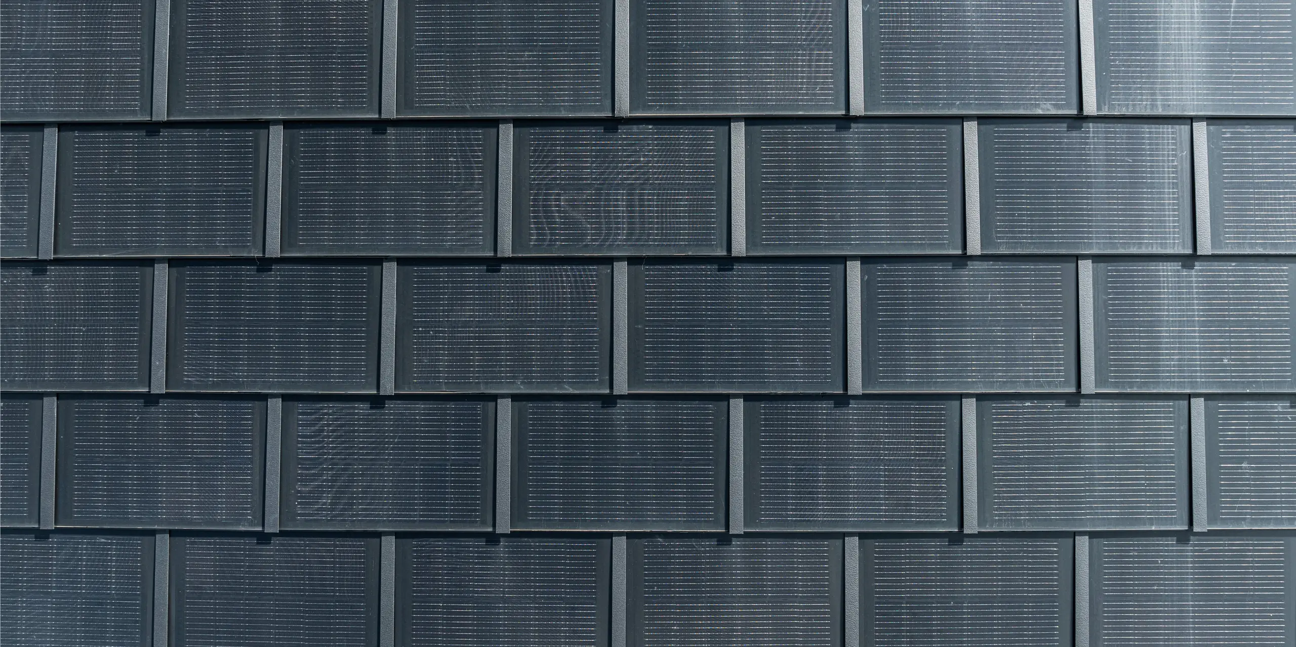 Solárne panely PREFA s integrovanými fotovoltickými modulmi v detaile. Toto inovatívne riešenie spája estetický dizajn strechy s udržateľnou výrobou energie. Odolné a ľahké hliníkové strešné panely ponúkajú maximálnu účinnosť pri minimálnom zásahu do architektúry. Sú ideálne pre moderné a pamiatkovo chránené budovy, ktoré kladú dôraz na ekologické technológie.