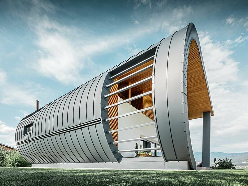 Bočný pohľad na dom Casa Giovannini s krytinou PREFA Prefalz s povrchom P.10 antracitová