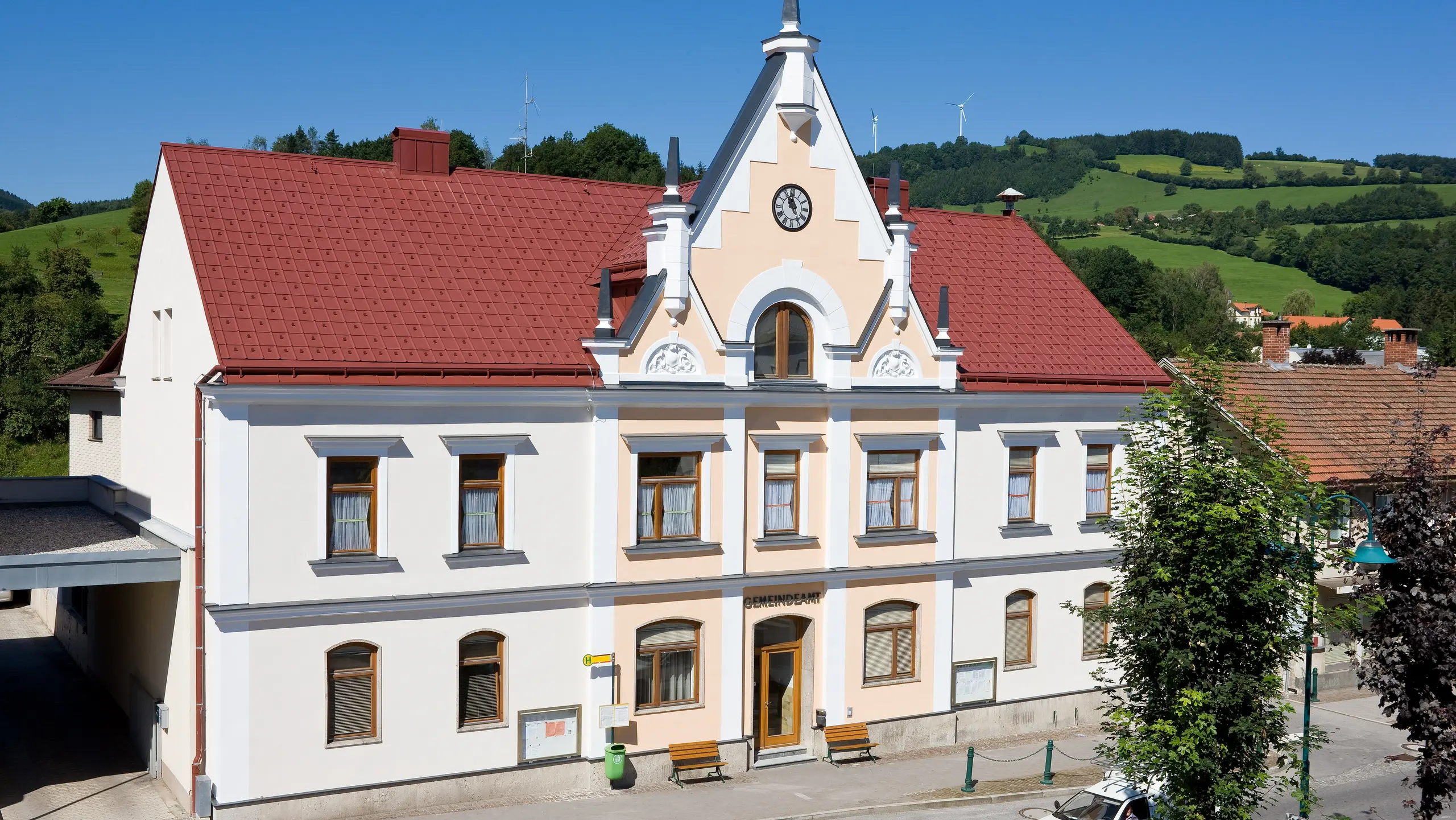 Obecný úrad Traisen pokrytý s PREFA falcovanou škridlou a PREFA nástrešným žľabom 