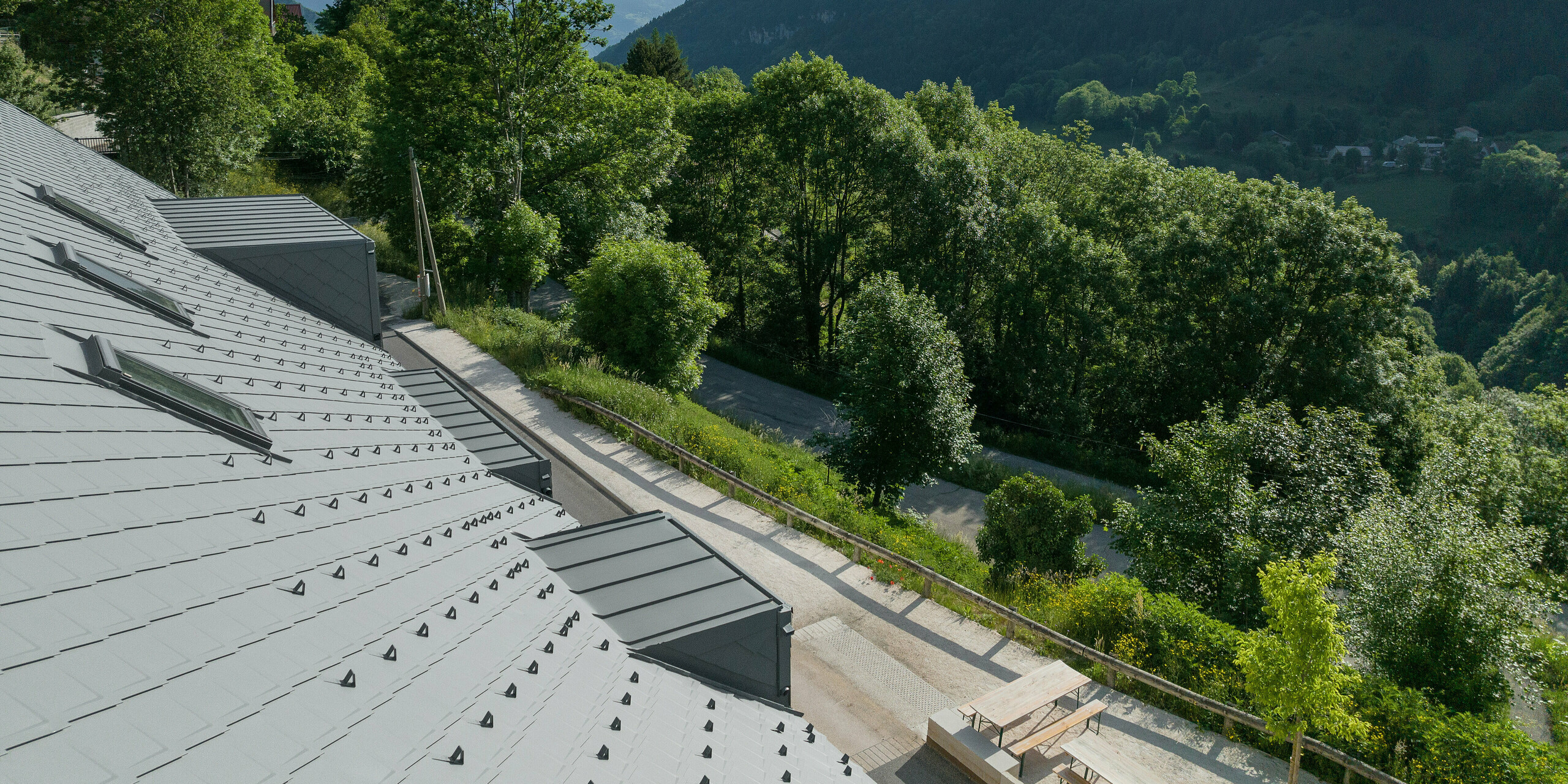 PREFA strešná šablóna 29x29 v P.10 svetlošedá na dovolenkovom dome v Engins pri Grenoble