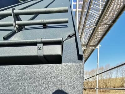 Detail ukončenia žľabu PREFA pri fasáde.