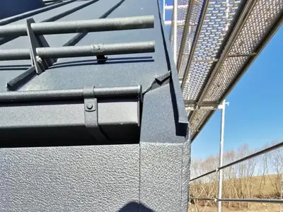 Detail ukončenia žľabu PREFA pri fasáde.