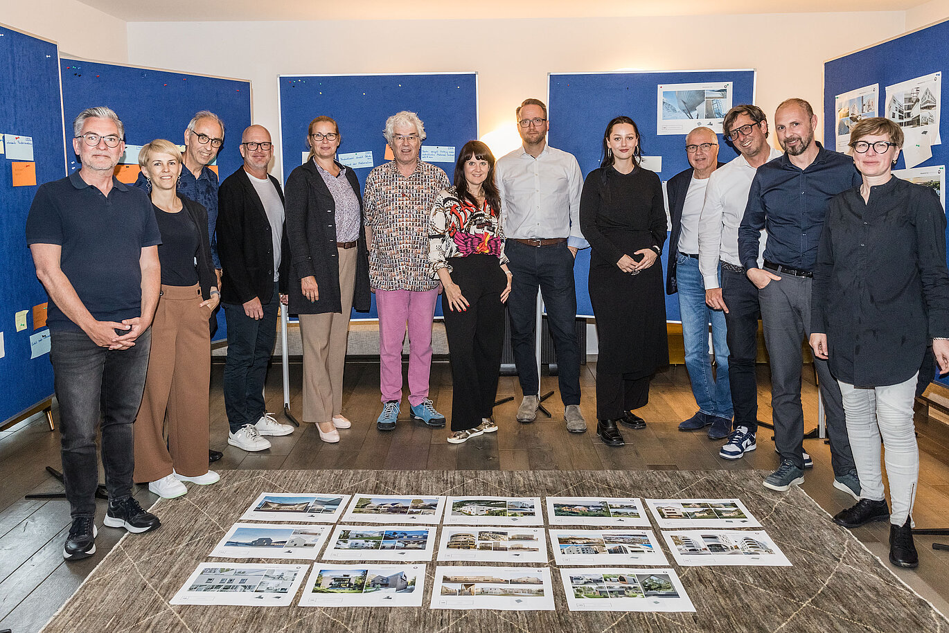 Porota zľava: Dirk Lorenz (Leinert Lorenz Architekten), Veronika Roll (marketing, PREFA Rakúsko), Wolfgang Croce (Croce & Wir, Graz), Jürgen Jungmair (vedúci medzinárodného marketingu, PREFA), Judit Nemere (vedúca PREFA Maďarsko), Matthias Finkentey (moderátor), Bettina Almeida (public relations, PREFA), Christian Wirth (regionálny vedúci, PREFA Rakúsko), Selina Wach (vedúca diskurzu, Architektur Aktuell), Thomas Schlett (B3 Architekten), Sven Disser (vedúci vývoja, Bauwerk), Falk Leinert (Leinert Lorenz Architekten) a Juliane Croce (Croce & Wir, Graz)