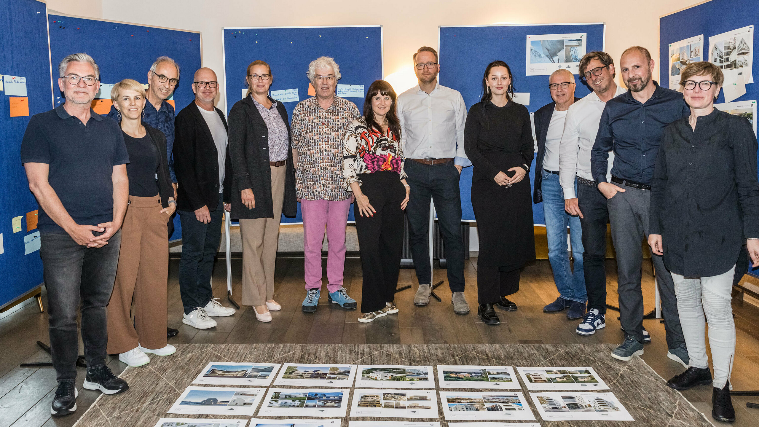Porota zľava: Dirk Lorenz (Leinert Lorenz Architekten), Veronika Roll (marketing, PREFA Rakúsko), Wolfgang Croce (Croce & Wir, Graz), Jürgen Jungmair (vedúci medzinárodného marketingu, PREFA), Judit Nemere (vedúca PREFA Maďarsko), Matthias Finkentey (moderátor), Bettina Almeida (public relations, PREFA), Christian Wirth (regionálny vedúci, PREFA Rakúsko), Selina Wach (vedúca diskurzu, Architektur Aktuell), Thomas Schlett (B3 Architekten), Sven Disser (vedúci vývoja, Bauwerk), Falk Leinert (Leinert Lorenz Architekten) a Juliane Croce (Croce & Wir, Graz) 