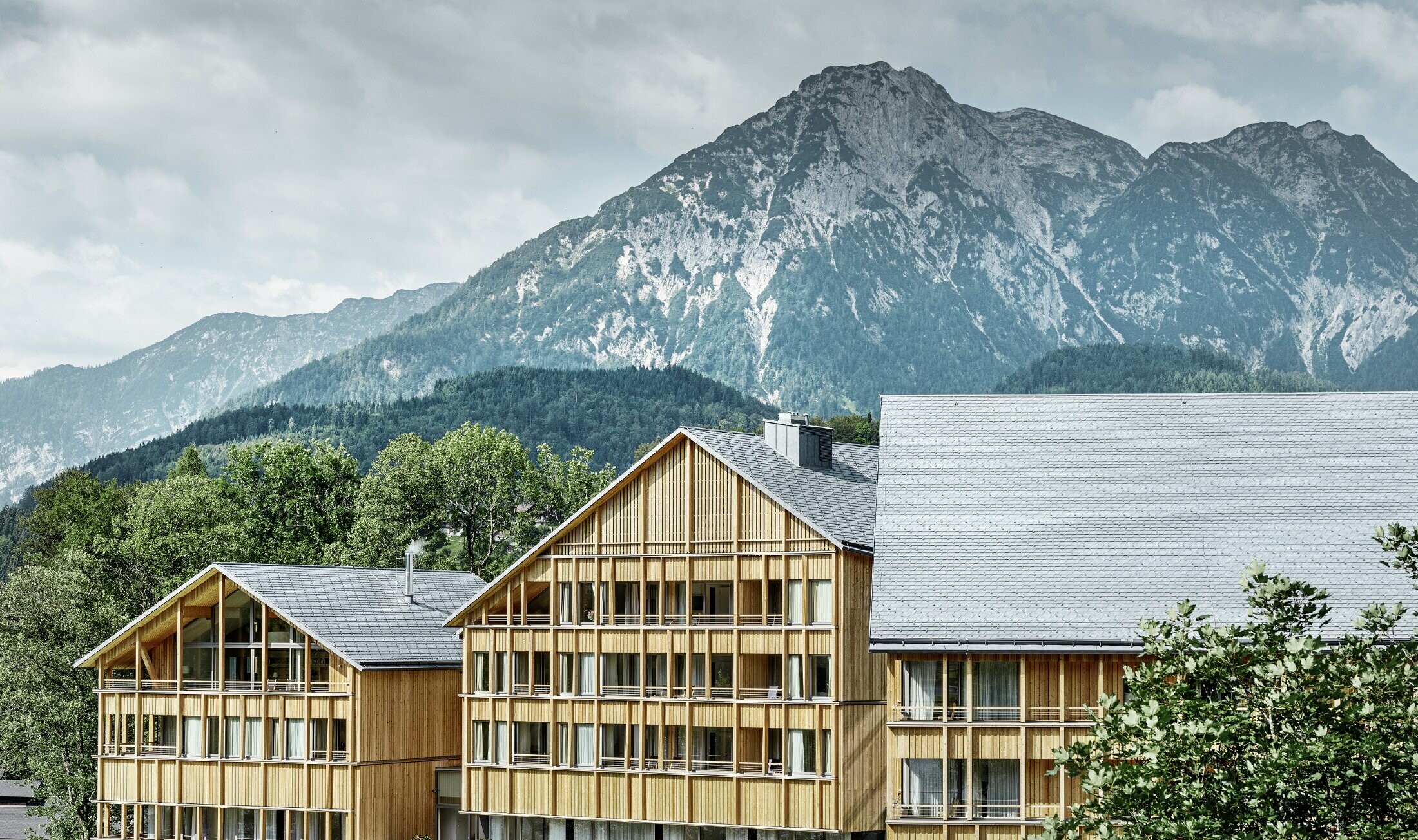 Hotel Vivamayr v Altaussee s drevenou fasádou a strešnou šindľovou strechou PREFA