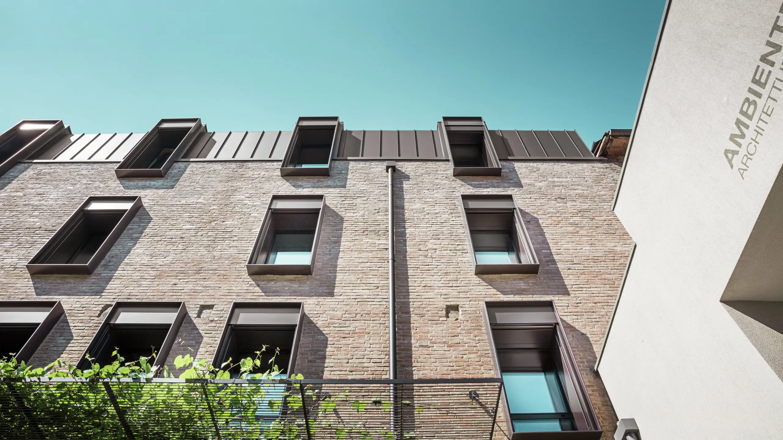 Tradičný tehlový dom v Taliansku s odolnou hliníkovou strechou PREFALZ v farbe P.10 orieškovohnedá – harmonické spojenie stredomorskej architektúry a moderného riešenia strechy.