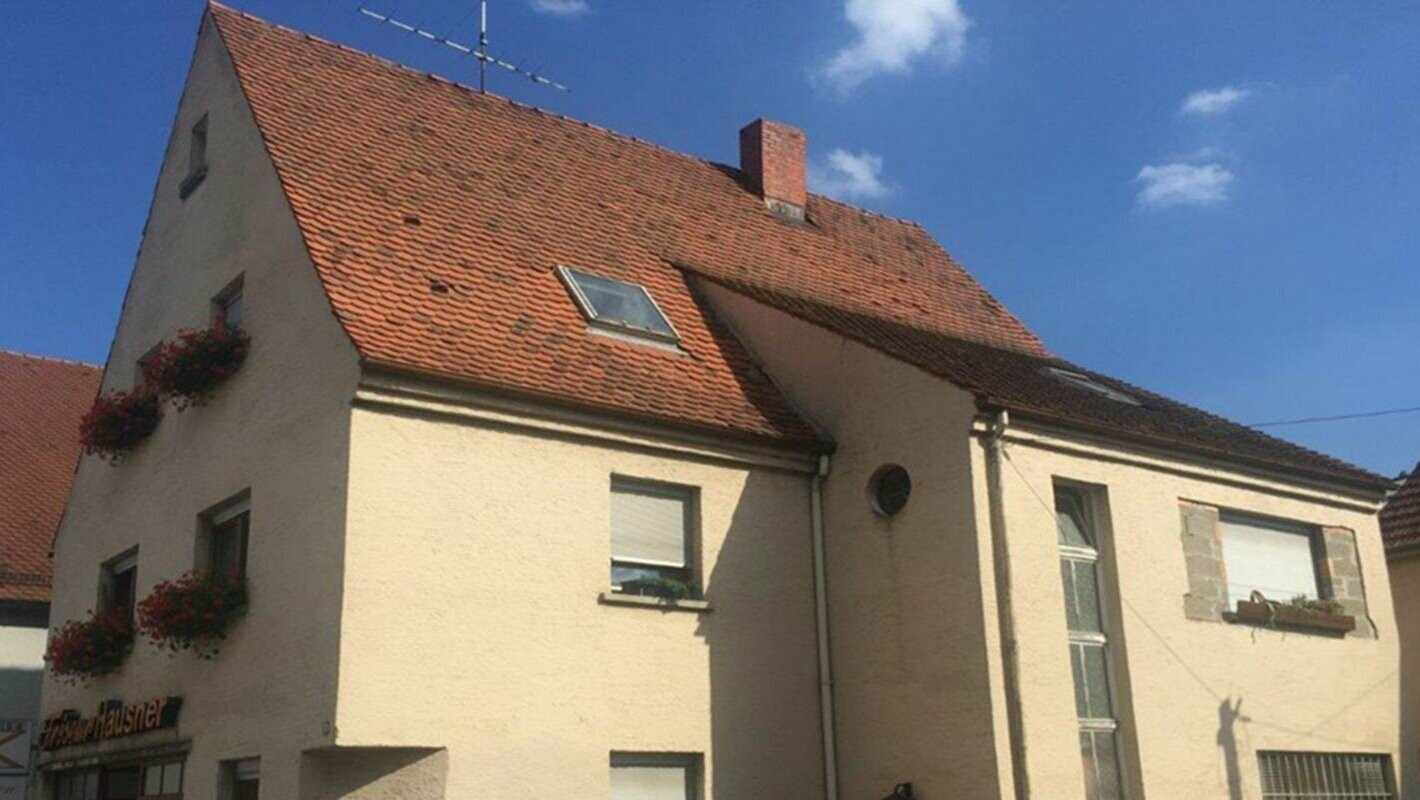 Dom pred rekonštrukciou strechy s použitím PREFA falcovaných škridiel 