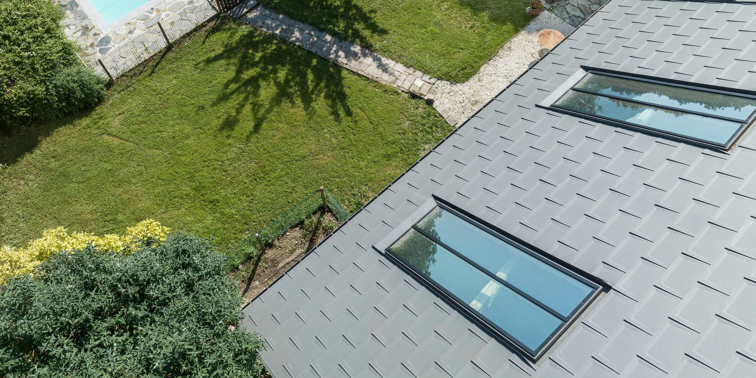 Strešný panel PREFA R.16 vo farbe P.10 tmavošedá bol použitý na renováciu starej farmy v Département de la Haute-Savoie (Francúzsko).