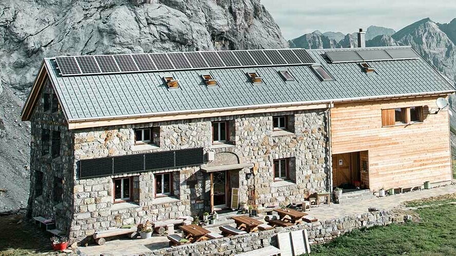 Švajčiarska horská chata Claridenhütte leží vo výške vyše 2 000 metrov a je pokrytá strešným panelom PREFA v P.10 kamennej šedej
