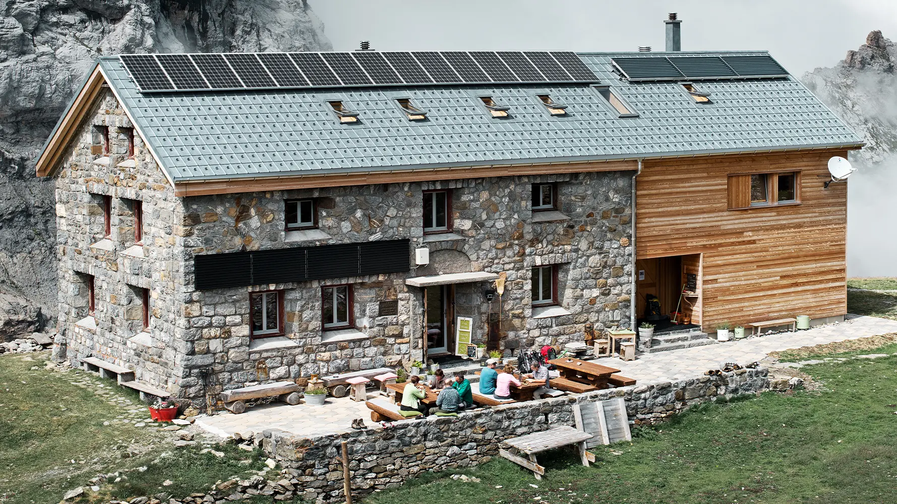 Švajčiarska horská chata Claridenhütte leží vo výške vyše 2 000 metrov a je pokrytá strešným panelom PREFA v P.10 kamennej šedej