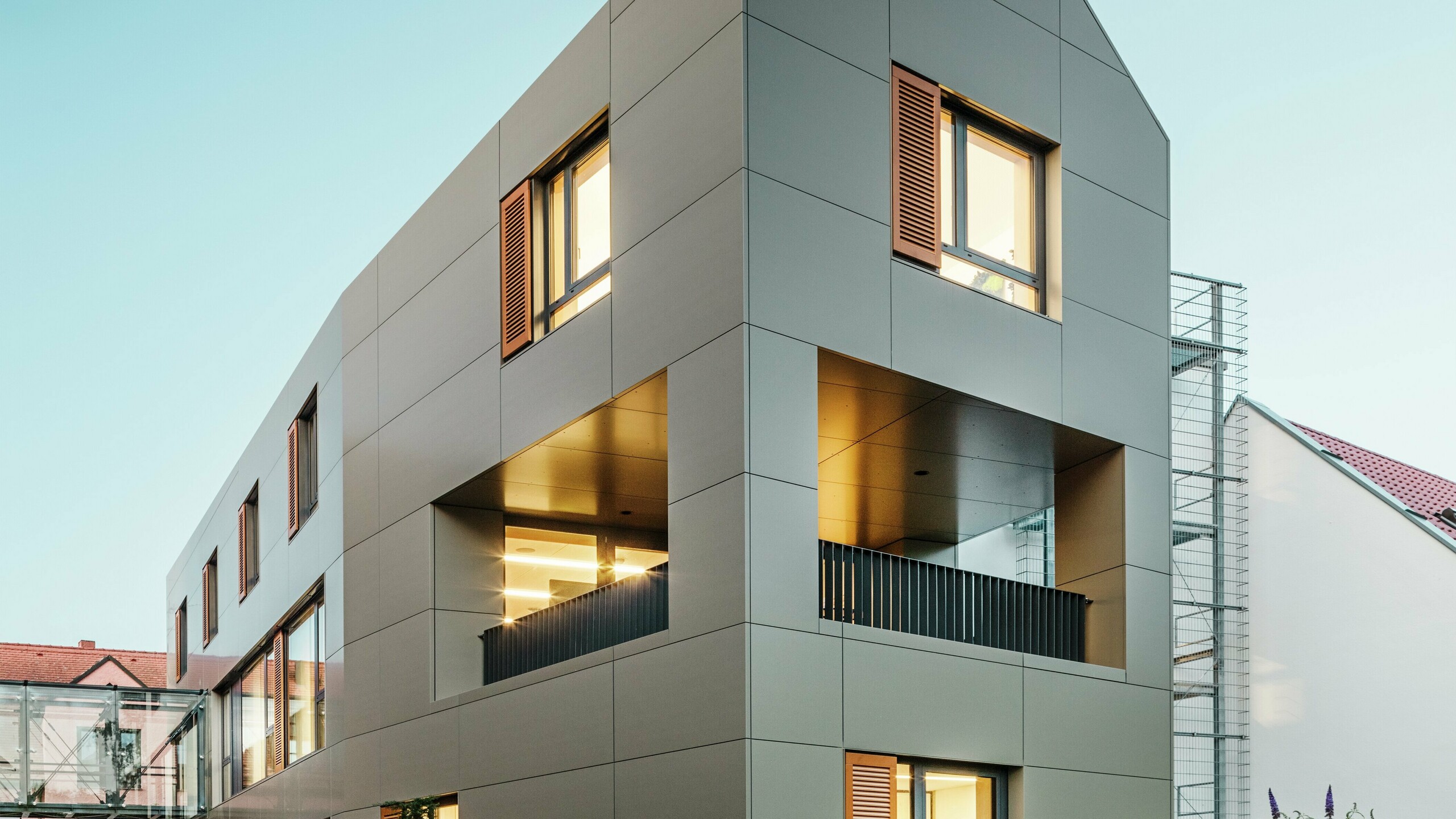 Radnica v nemeckom meste Alzenau má modernú fasádu z hliníkových kompozitných panelov PREFA v bronzovej farbe. Čisté geometrické línie panelov dodávajú budove elegantný, moderný vzhľad. Upravený exteriér dopĺňa architektúru.