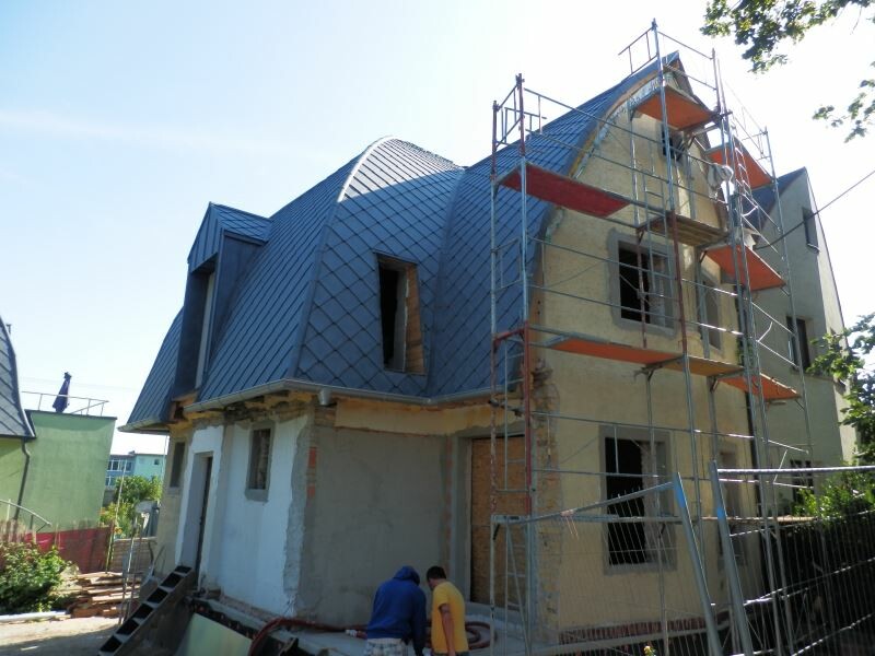 Nová strecha počas výstavby nadobúda  svoje kontúry.