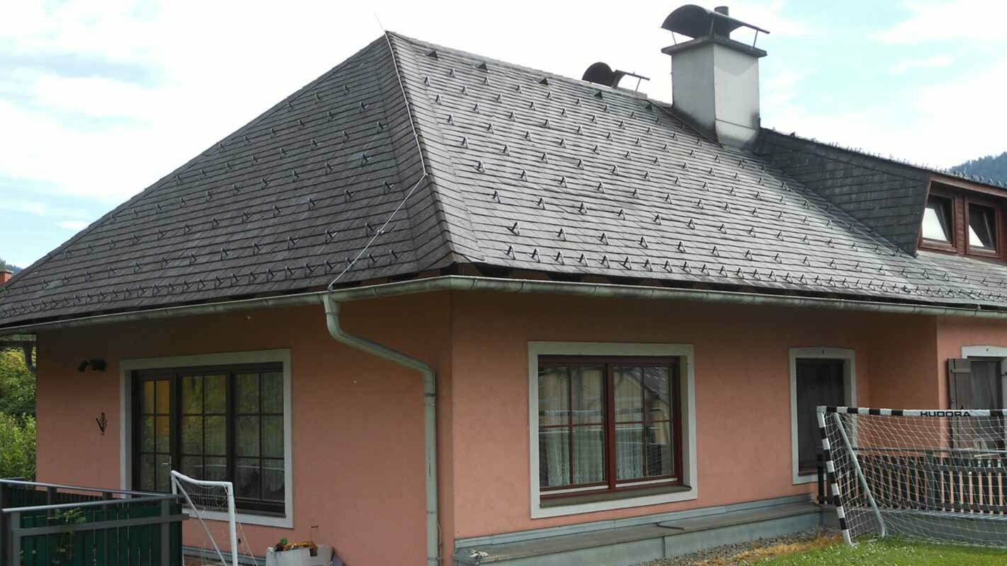 Valbová strecha s trapézovým vikierom pred rekonštrukciou s použitím PREFA falcovaných šindľov