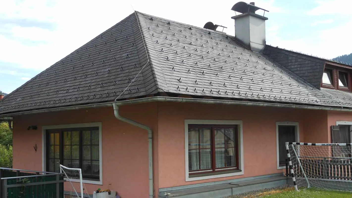 Valbová strecha s trapézovým vikierom pred rekonštrukciou s použitím PREFA falcovaných šindľov
