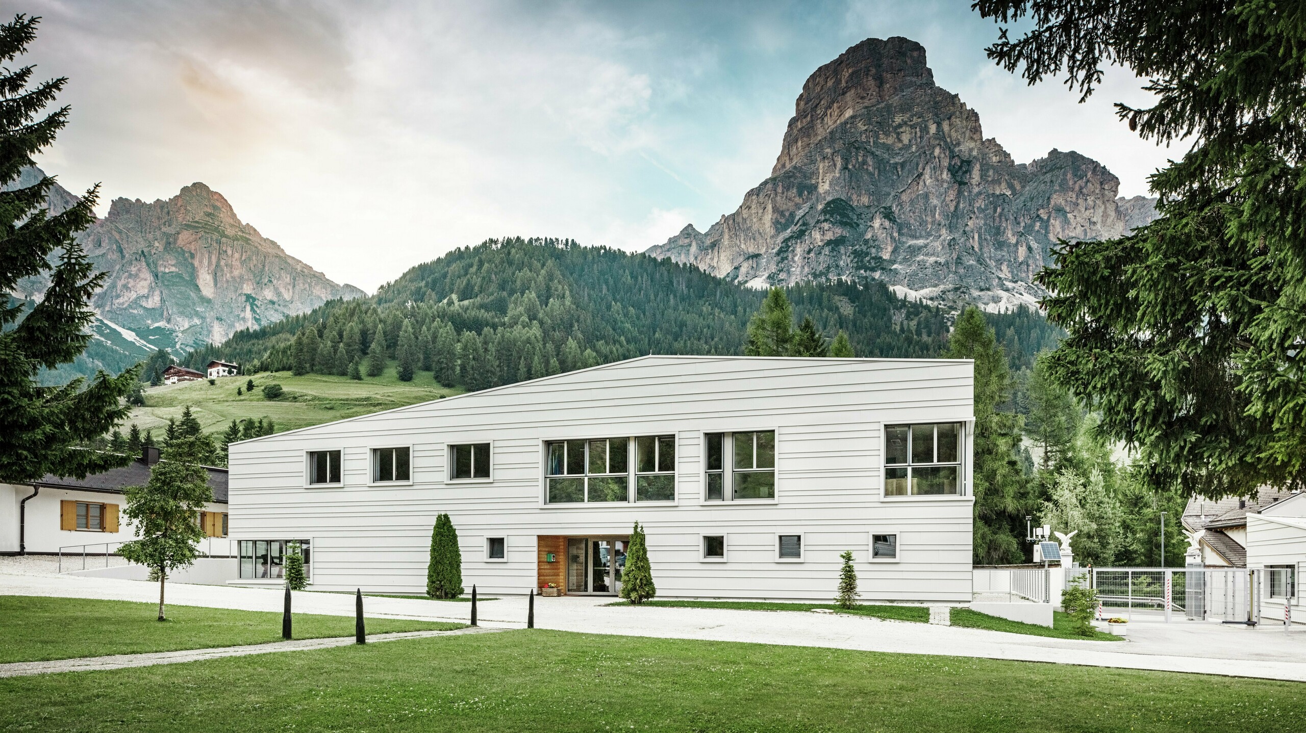 Moderná vojenská architektúra v alpskom prostredí: Kasárne „Tempesti“ sa nachádzajú v južnotirolskej krajine pred majestátnym horským panorámom. Svetlá fasáda PREFALZ v odtieni P.10 prefa biela zaisťuje čisté línie. Svetlá hliníková fasáda odráža slnečné svetlo a zlepšuje mikroklímu.