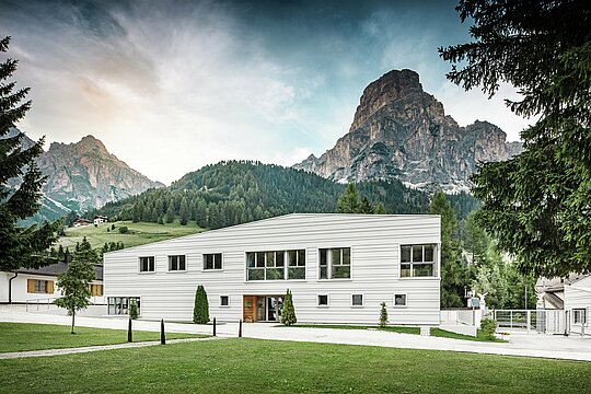 Moderná vojenská architektúra v alpskom prostredí: Kasárne „Tempesti“ sa nachádzajú v južnotirolskej krajine pred majestátnym horským panorámom. Svetlá fasáda PREFALZ v odtieni P.10 prefa biela zaisťuje čisté línie. Svetlá hliníková fasáda odráža slnečné svetlo a zlepšuje mikroklímu.