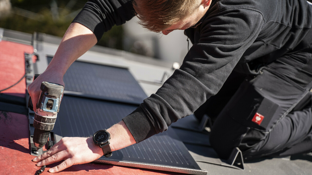 Zamestnanec spoločnosti PREFA inštaluje integrovaný solárny panel.