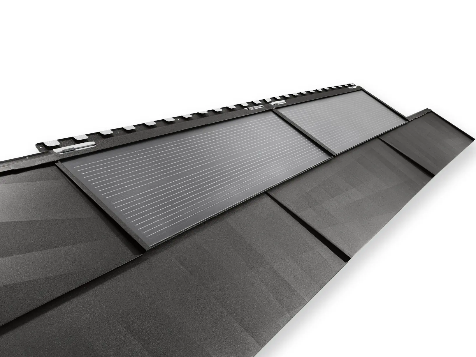 PREFA integrovaný solárny panel veľký a PREFA strešný panel FX.12 vo farbe P.10 čierna