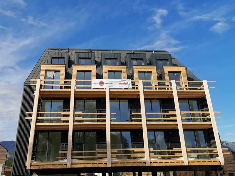 Pohľad spredu s plachtou.