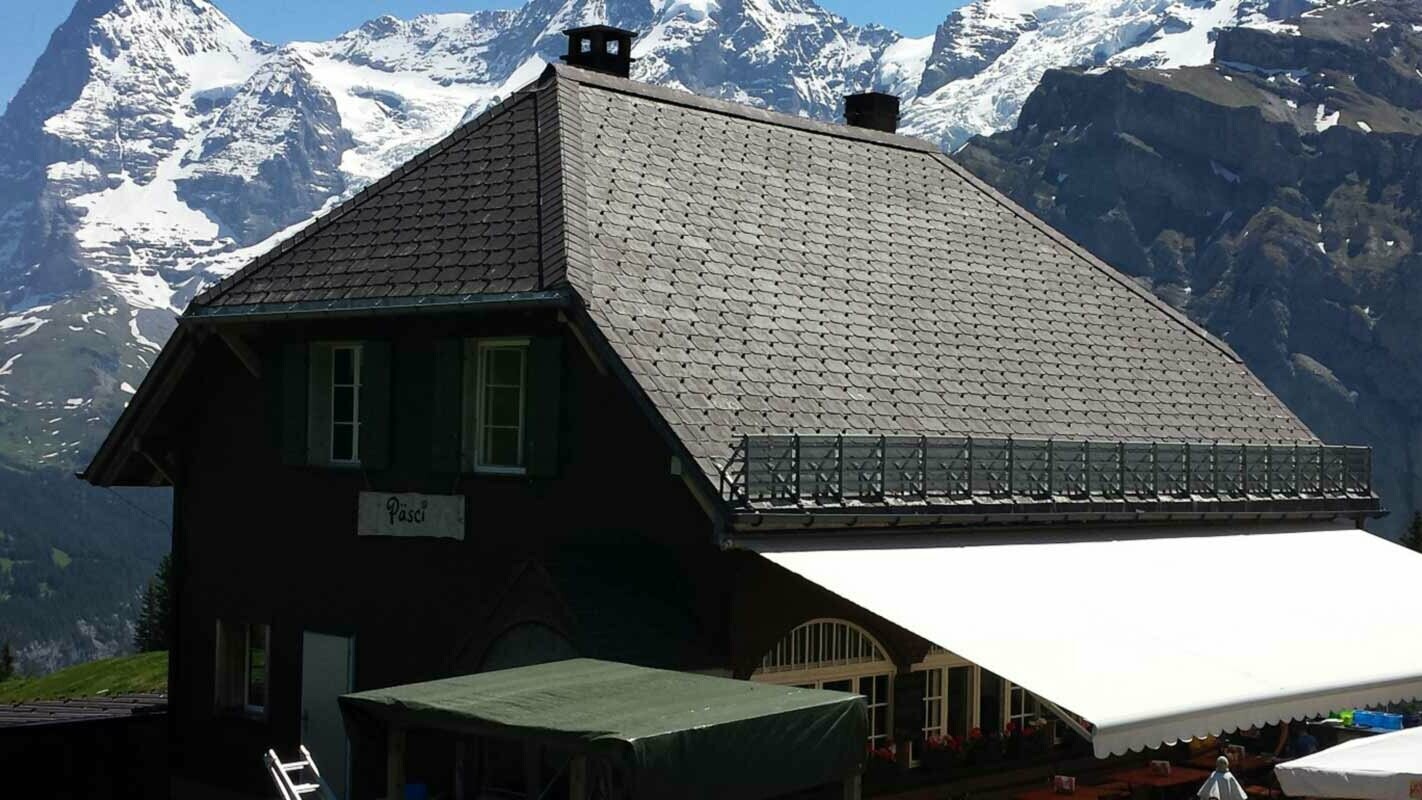 Stav pred rekonštrukciou polvalbovej strechy horskej chaty s použitím PREFA falcovaných šindľov so snehovými zachytávačmi