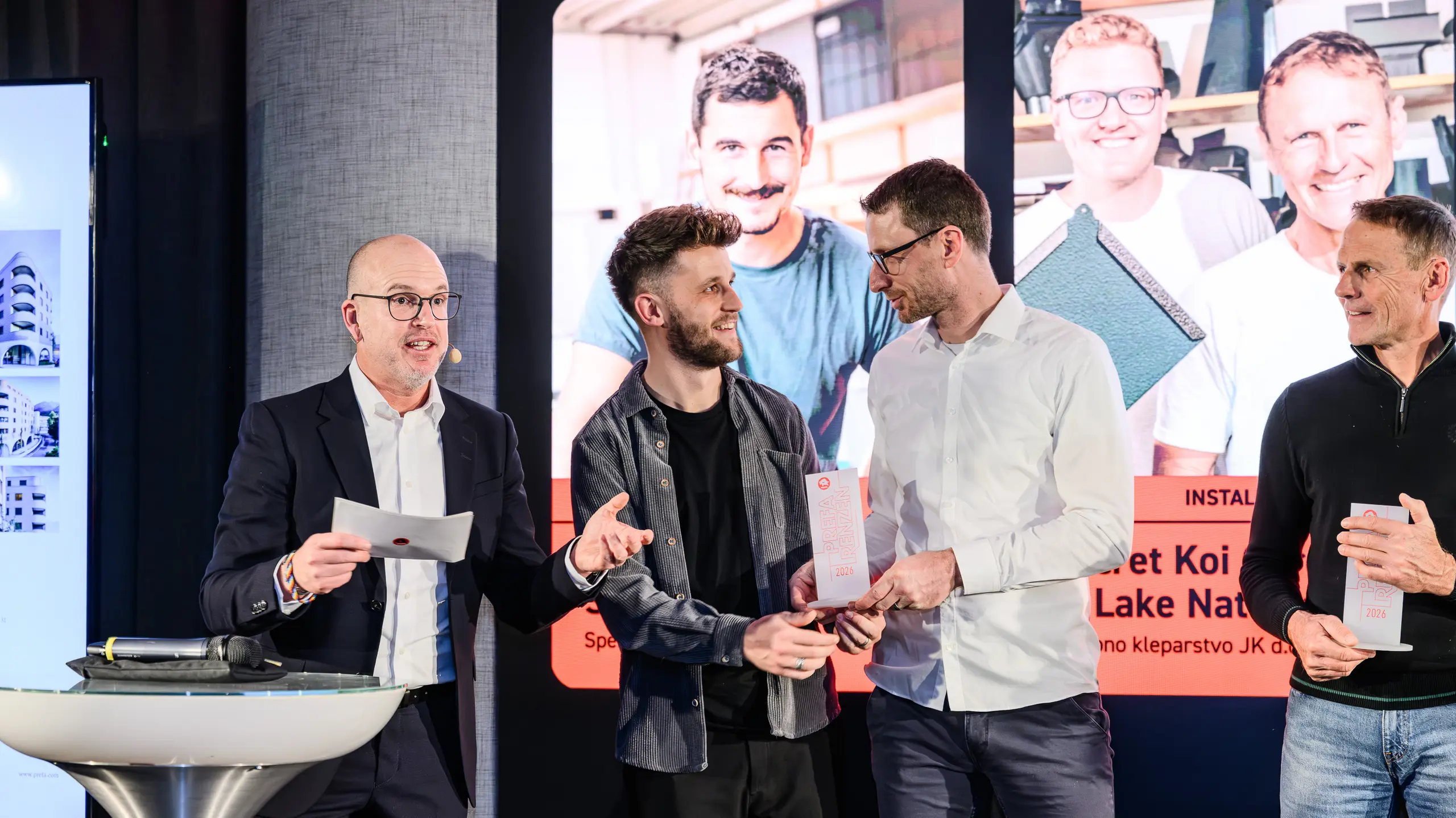 Vynikajúci moment pri prezentácii PREFARENZEN 2026 v k47.wien: Víťazi sú ocenení za svoje kreatívne a technicky presvedčivé projekty s hliníkovými produktmi PREFA. Ocenenie symbolizuje inovačnú silu, remeselné majstrovstvo a architektonickú dokonalosť. Podujatie ukazuje, ako PREFA vytvára inšpiráciu a uznanie – pre všetkých, ktorí chcú s nadšením, kvalitou a dizajnom nastaviť nové štandardy v architektúre.
