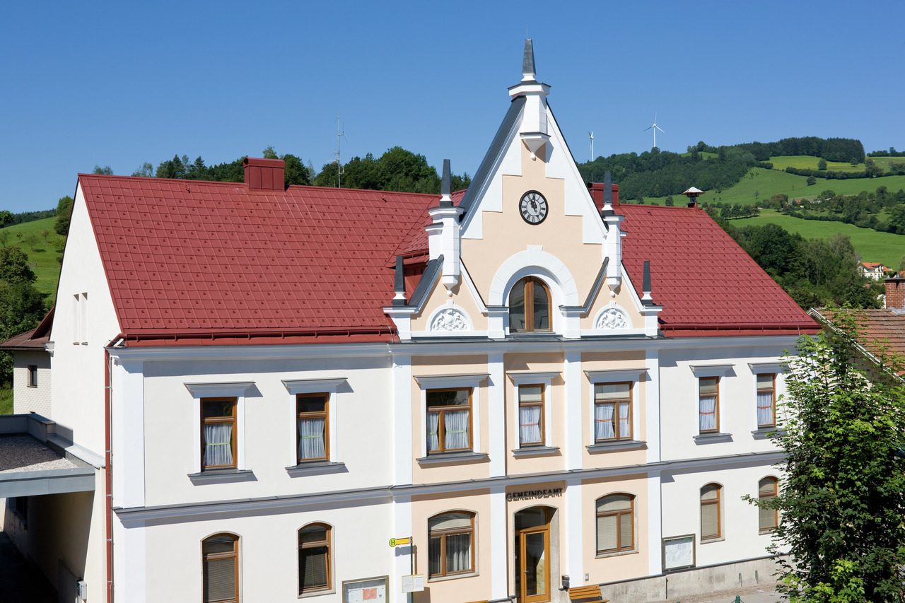 Obecný úrad Traisen pokrytý s PREFA falcovanou škridlou a PREFA nástrešným žľabom 