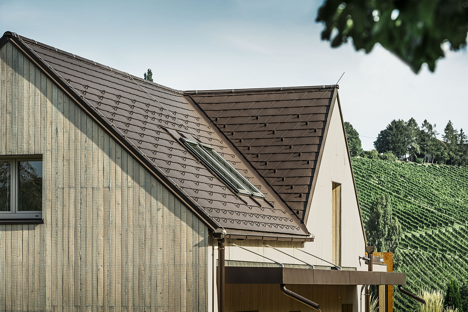 Referenčné objekty PREFA Strešné systémy Falcovaný šindeľ 11 P.10 orieškovohnedá
