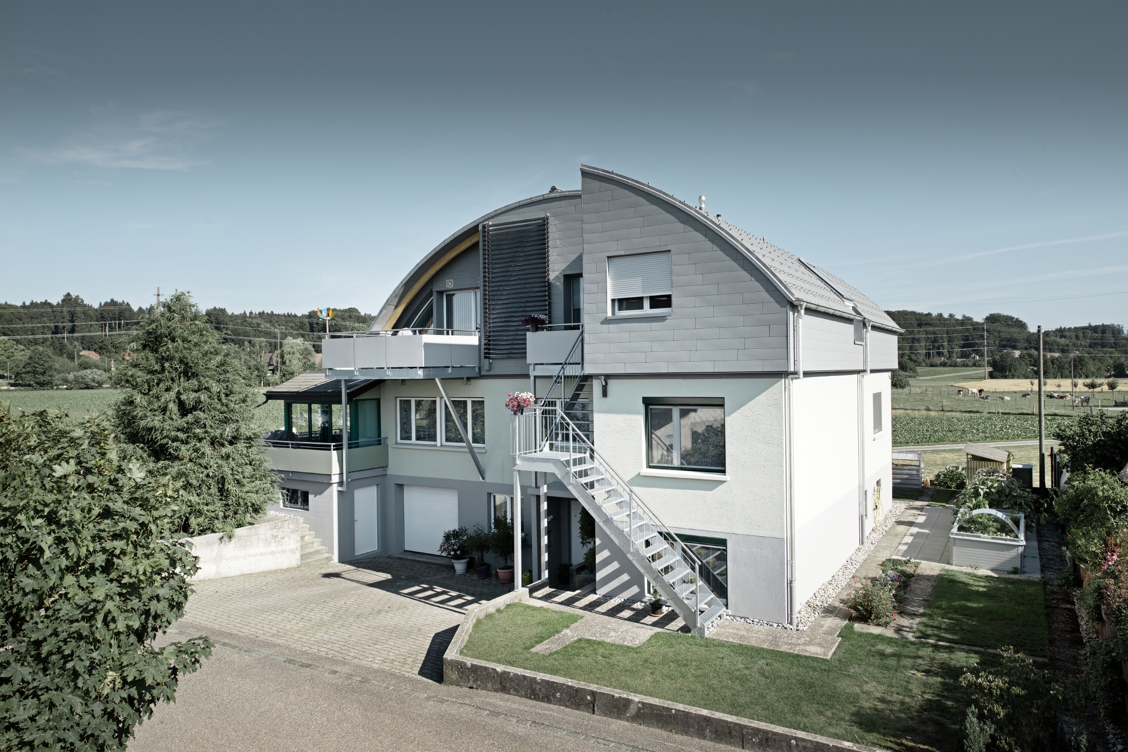 Einfamilienhaus mit PREFA Siding in patina grau und Dachplatte in hellgrau