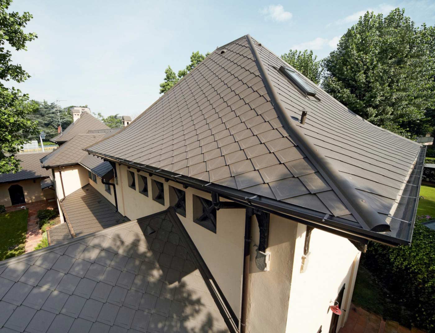 Referenčné objekty PREFA Strešné systémy falcovaná šablóna 29x29 01 P.10 hnedá