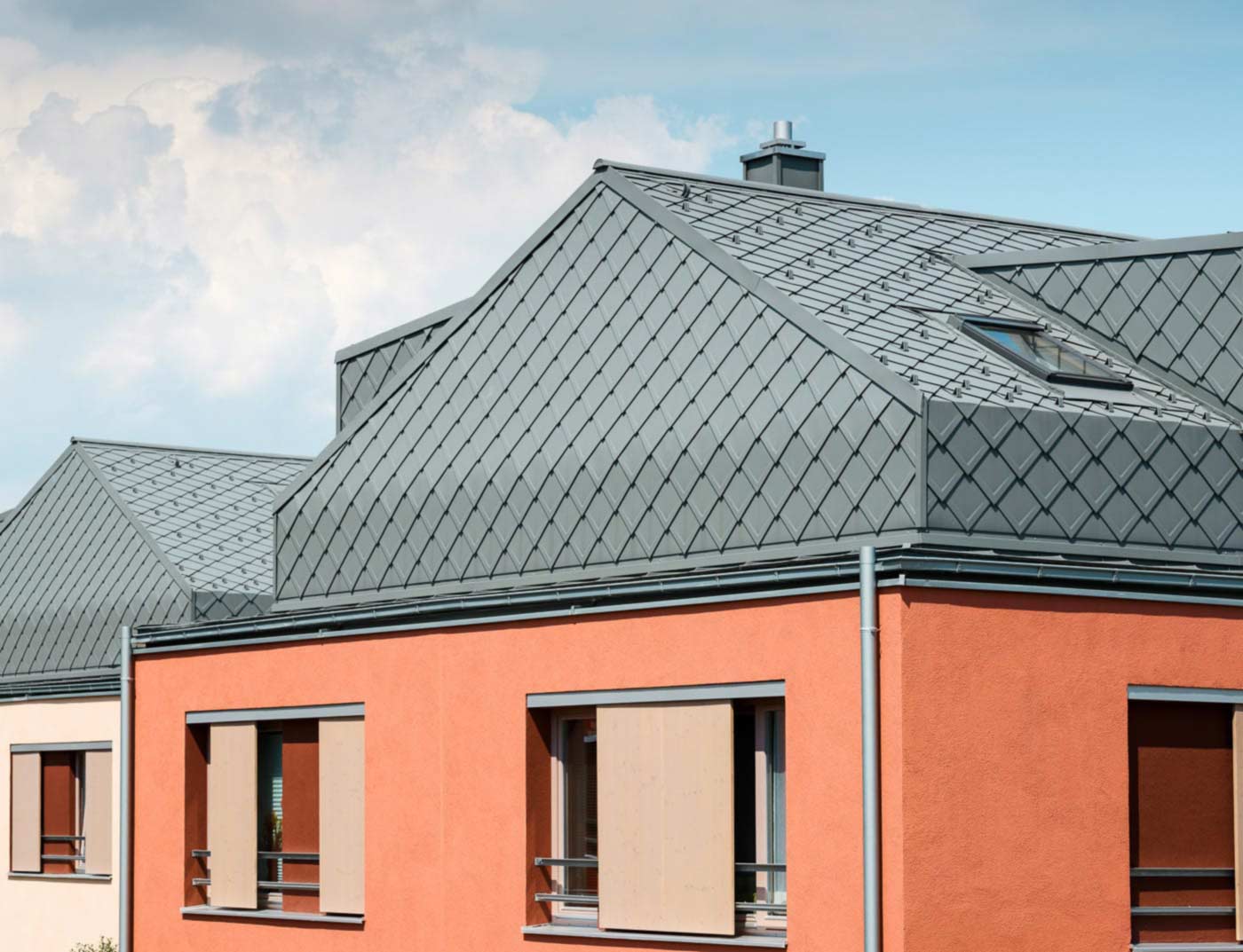 Referenčné objekty PREFA Strešné systémy falcovaná šablóna 29x29 07 P.10 svetlošedá