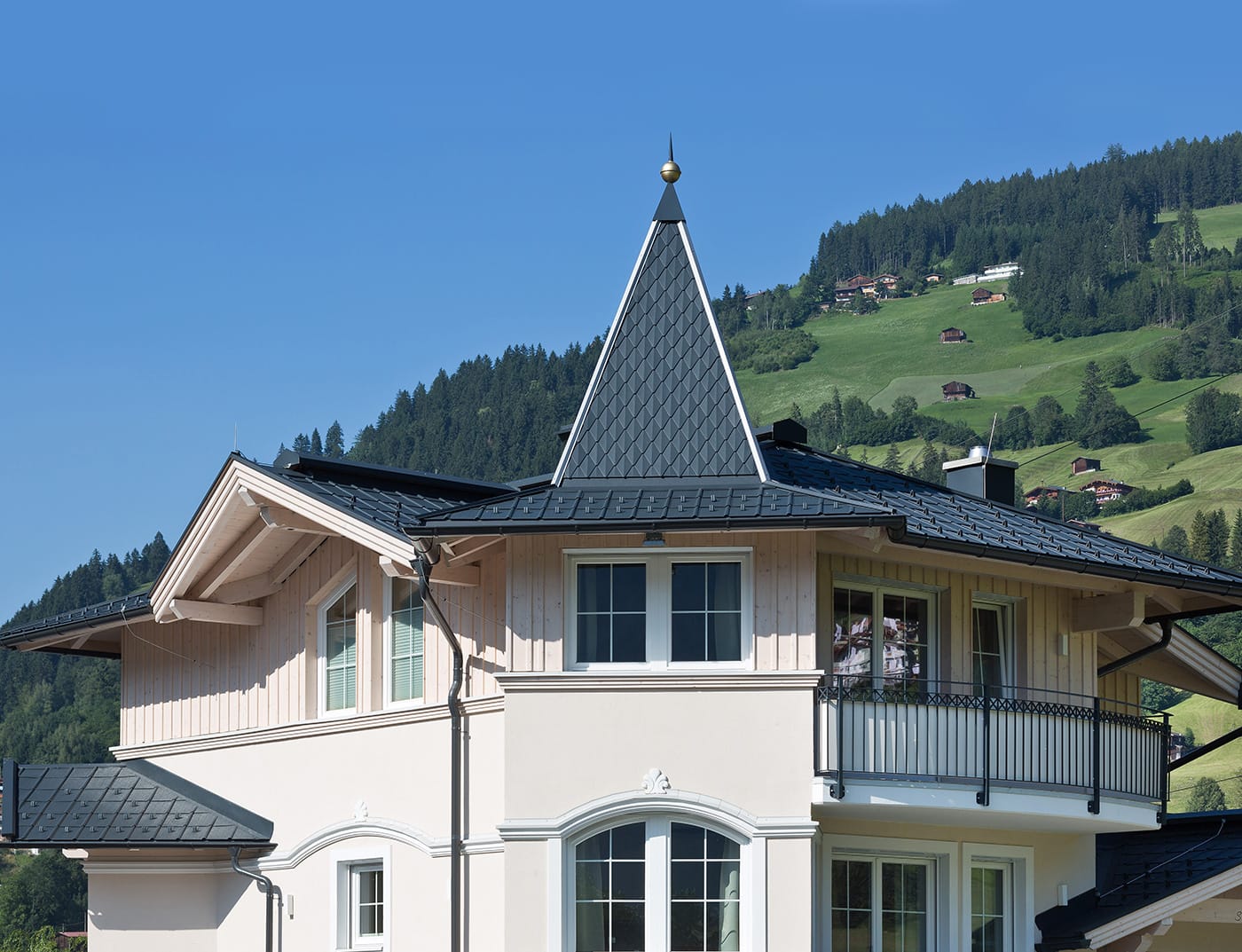 Referenčné objekty PREFA Strešné systémy falcovaná šablóna malá 01 P.10 hnedá