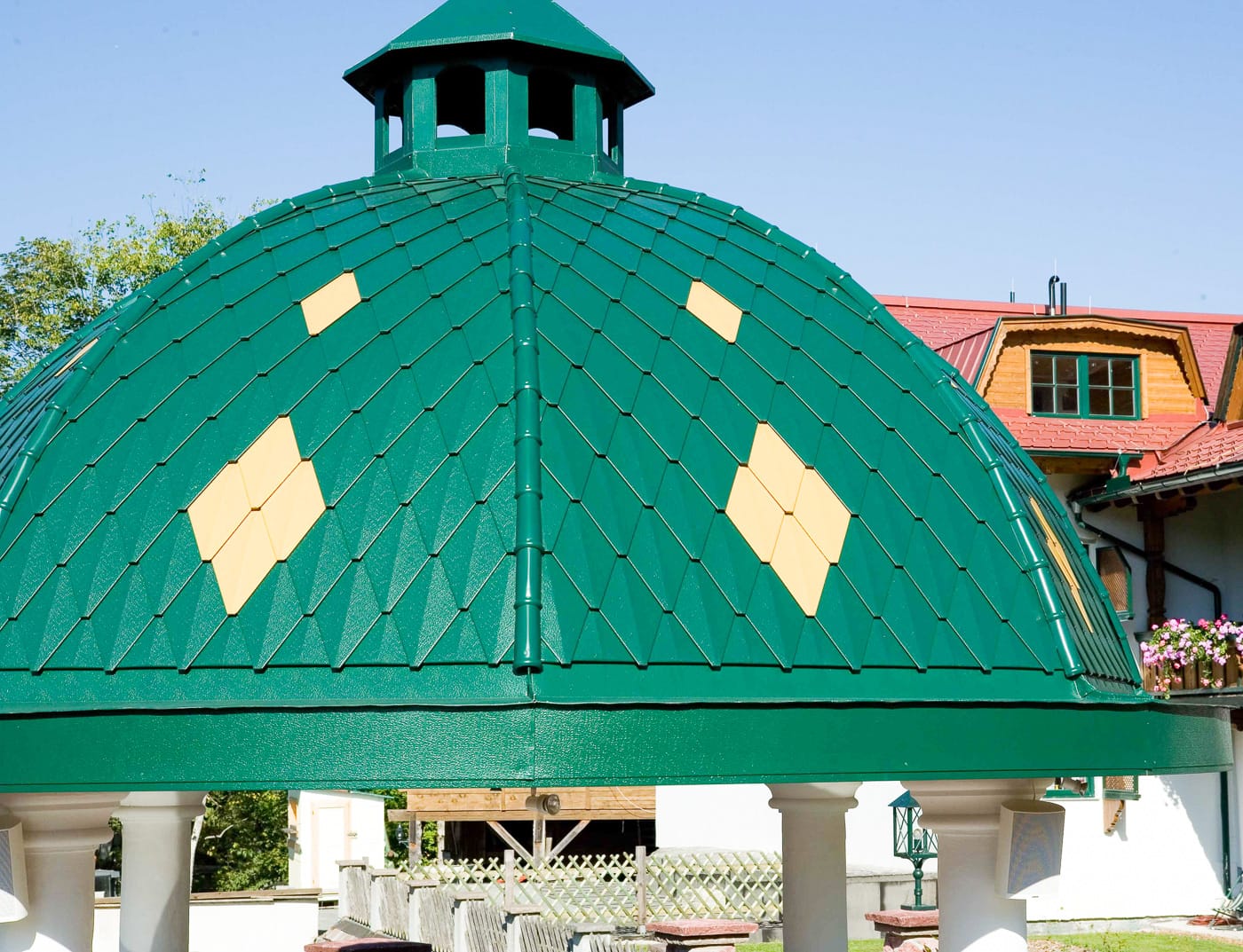 Referenčné objekty PREFA Strešné systémy falcovaná šablóna malá 06 P.10 machovozelená