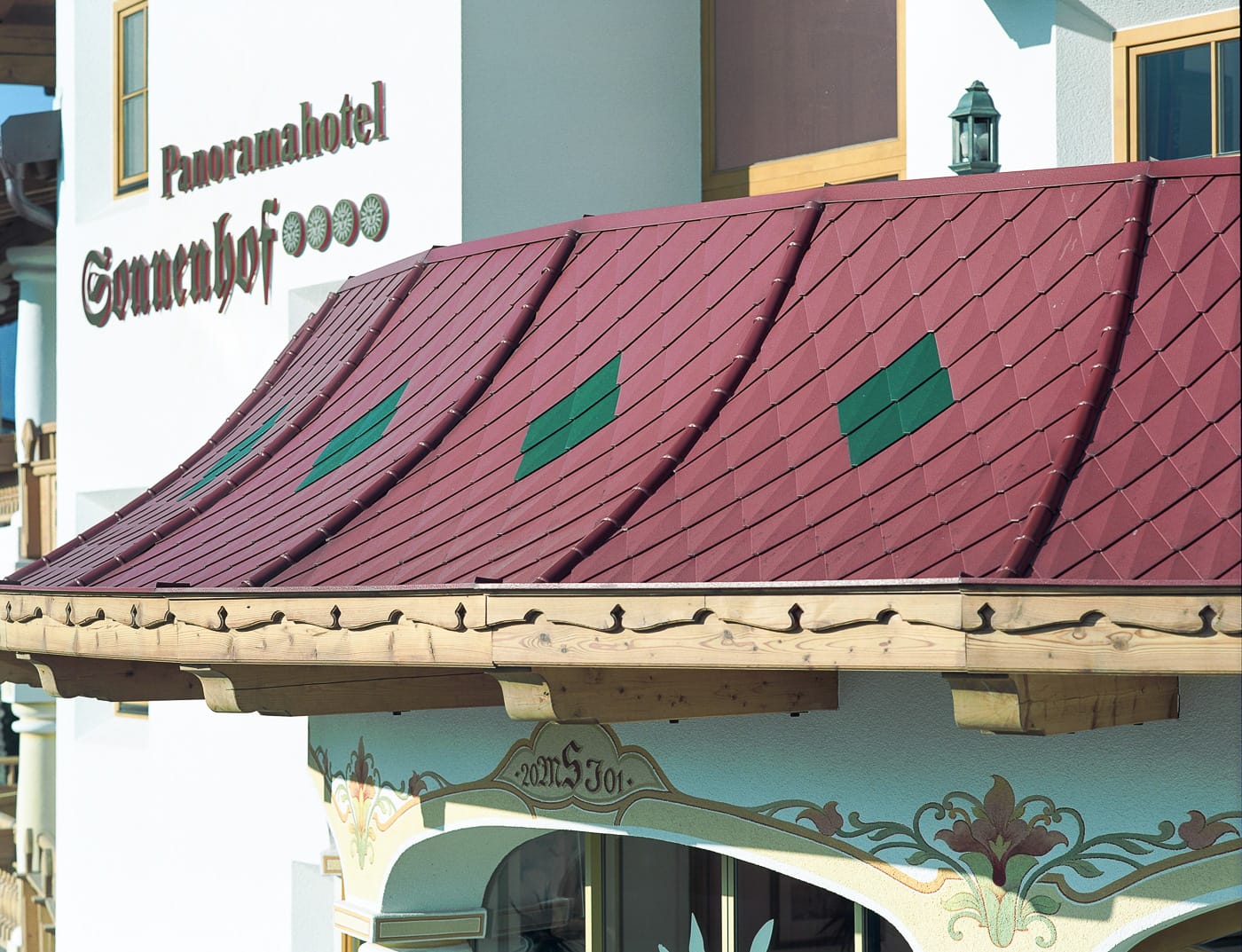 Referenčné objekty PREFA Strešné systémy falcovaná šablóna malá 05 P.10 tmavočervená