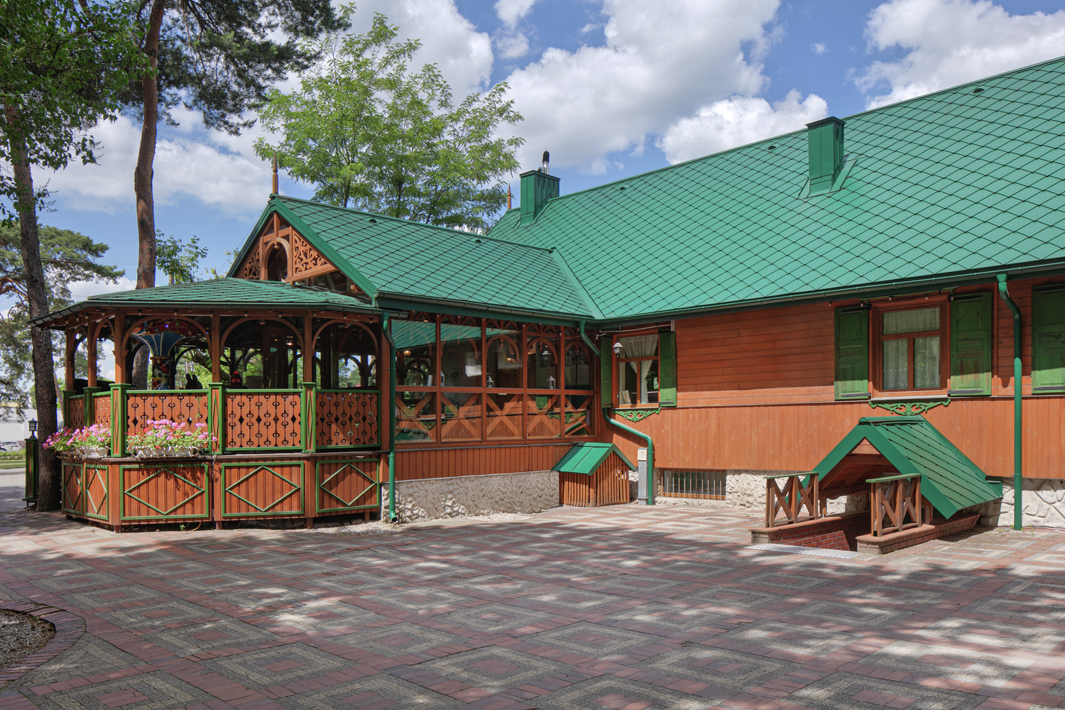 Referenčné objekty PREFA Strešné systémy falcovaná šablóna 29x29 06 P.10 machovozelená