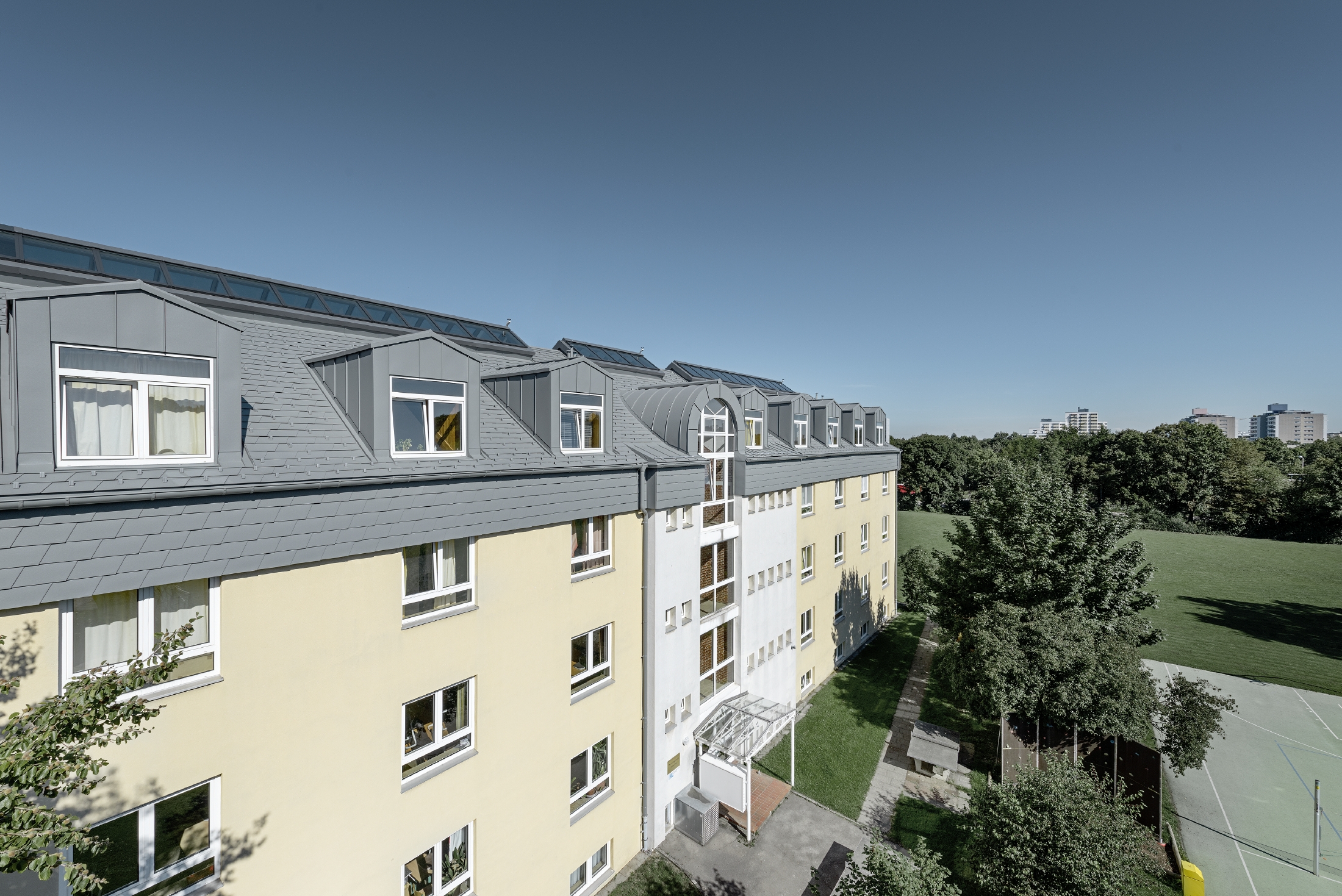 Referenčné objekty PREFA Strešné systémy Falcovaný šindeľ 07 P.10 svetlošedá