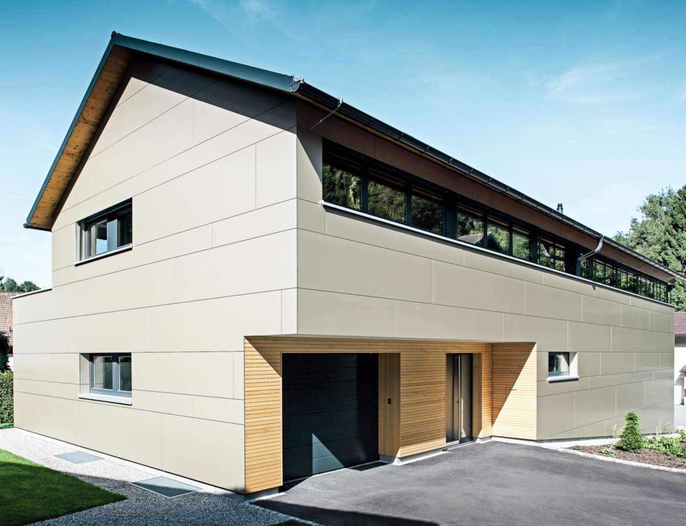 Referenčné objekty PREFA Fasádne systémy Kompozitný hliníkový panel 45 bronzová