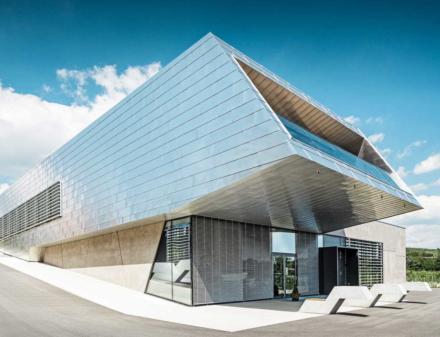 Referenčné objekty PREFA Fasádne systémy Fasádne systém Prefalz ® 13 prírodný hliník